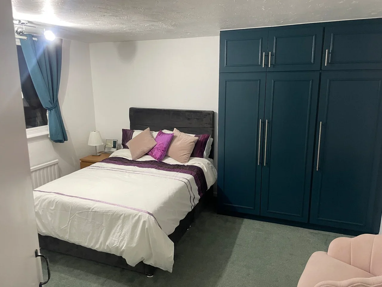 Room Ampthill Road in Shefford