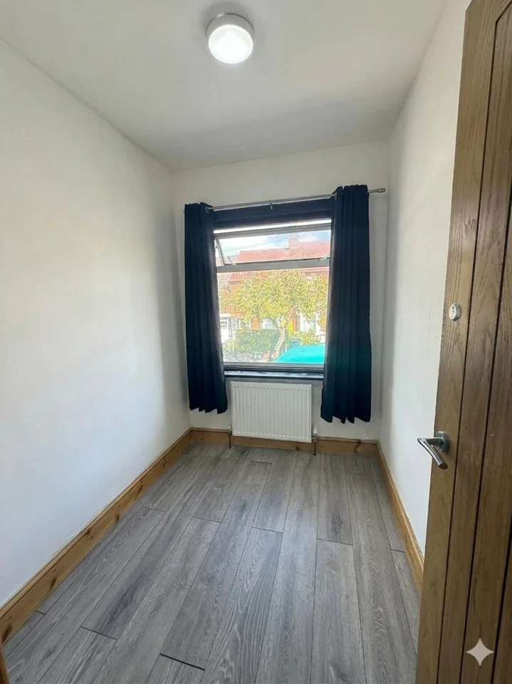 Room Wyvenhoe Road in Greater London