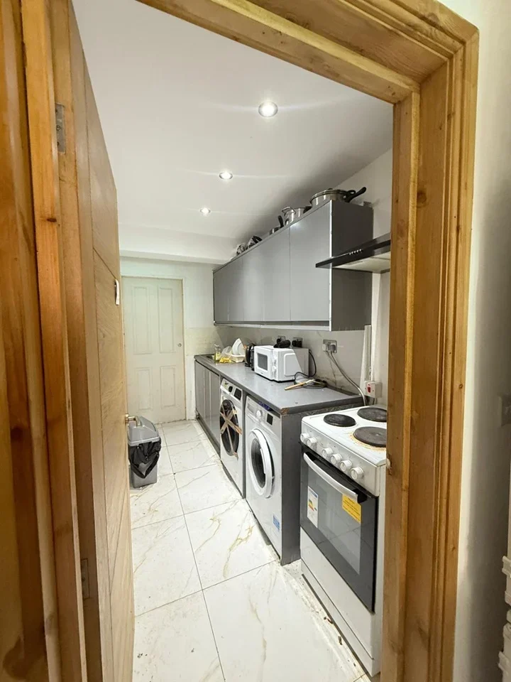 Room Wyvenhoe Road in Greater London