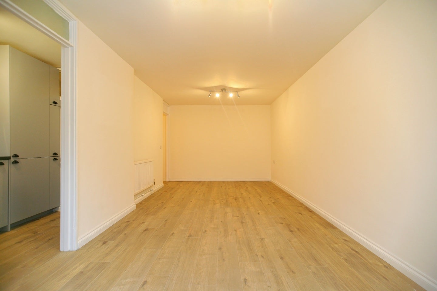 Flat Hanger View Way in Greater London