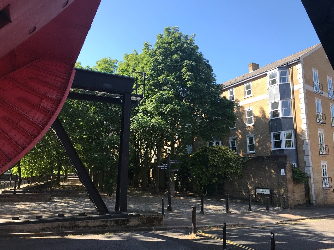 Flat Clarence Mews in Greater London