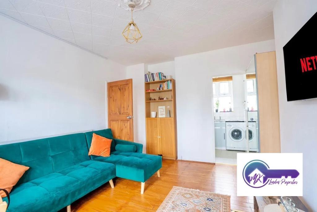 Flat Bevenden Street in Greater London