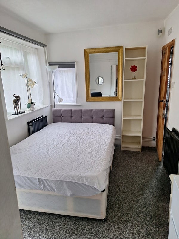 Room Whitehorse Lane in Greater London