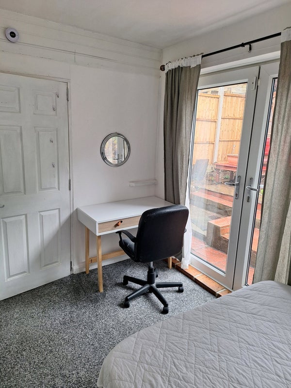 Room Whitehorse Lane in Greater London