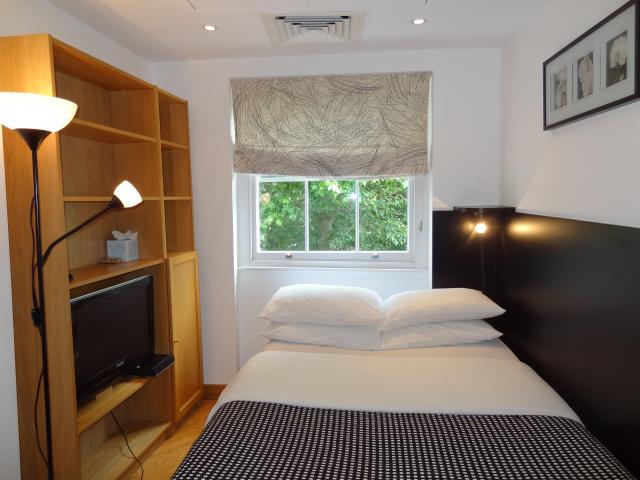 Flat Cartwright Gardens in Greater London
