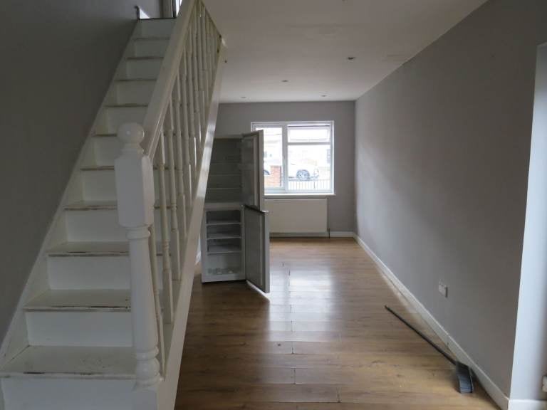 House Kingshill Avenue in Greater London