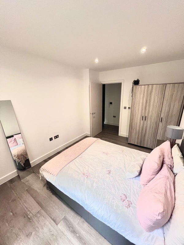 Flat Bevenden Street in Greater London