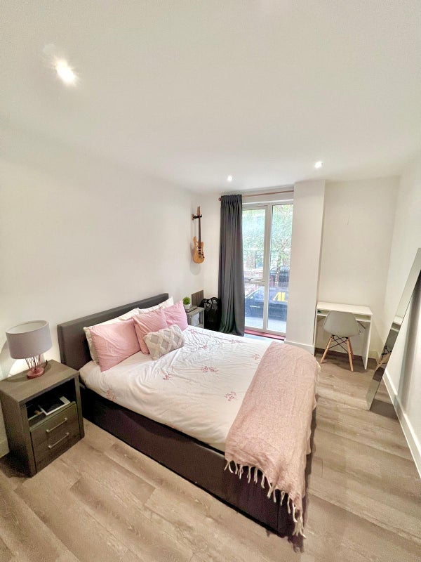Flat Bevenden Street in Greater London
