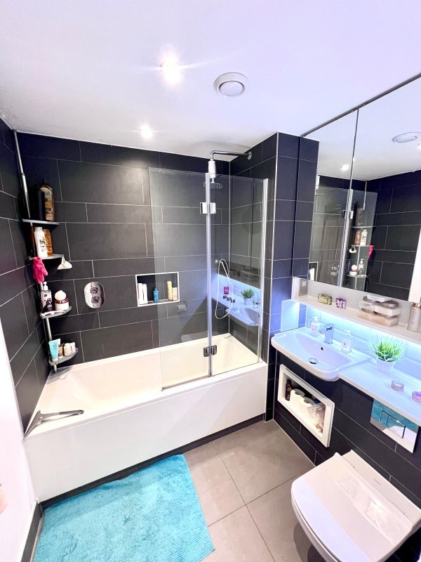 Flat Bevenden Street in Greater London