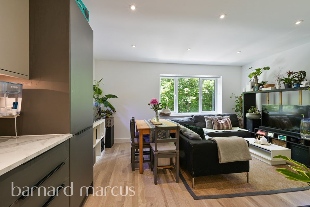 Flat Windmill Place in Greater London