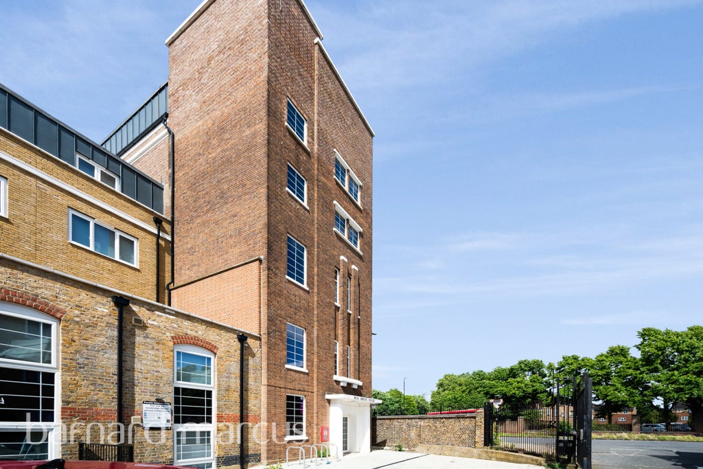 Flat Windmill Place in Greater London
