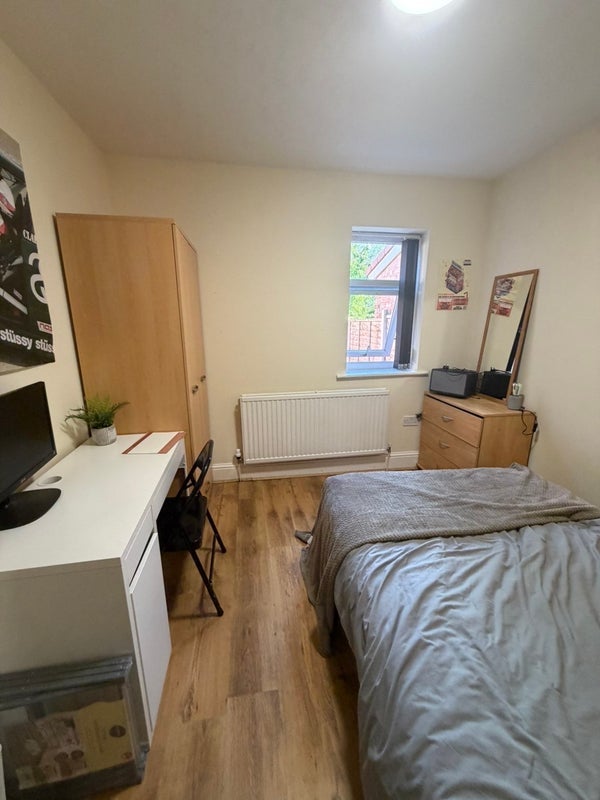 Room Fairholme Road in Manchester