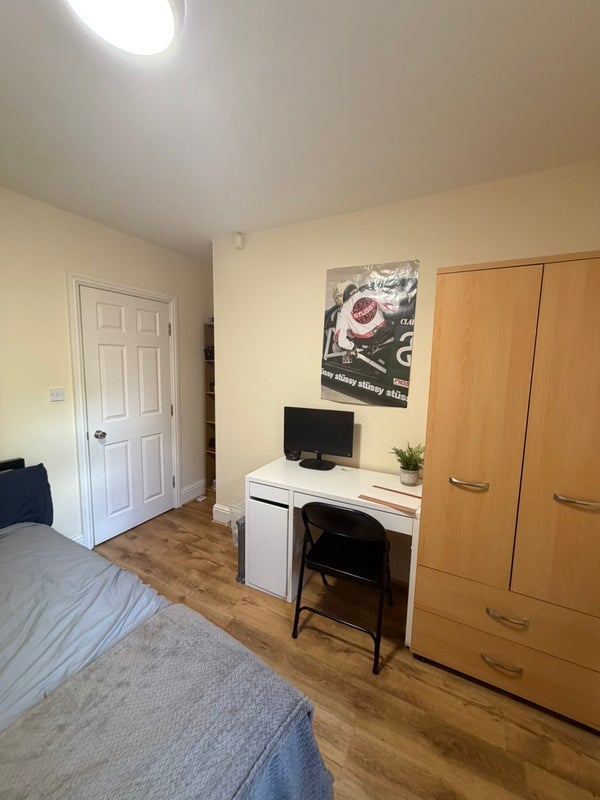 Room Fairholme Road in Manchester