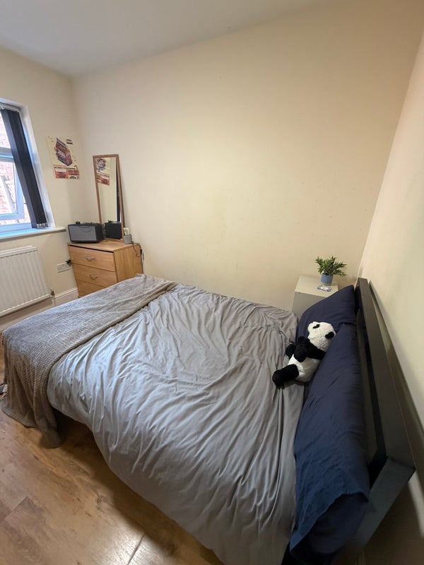Room Fairholme Road in Manchester