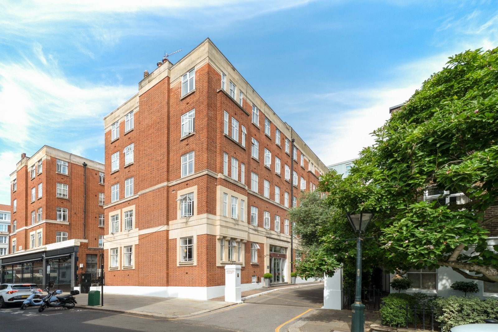 Flat Kensington High Street in Greater London