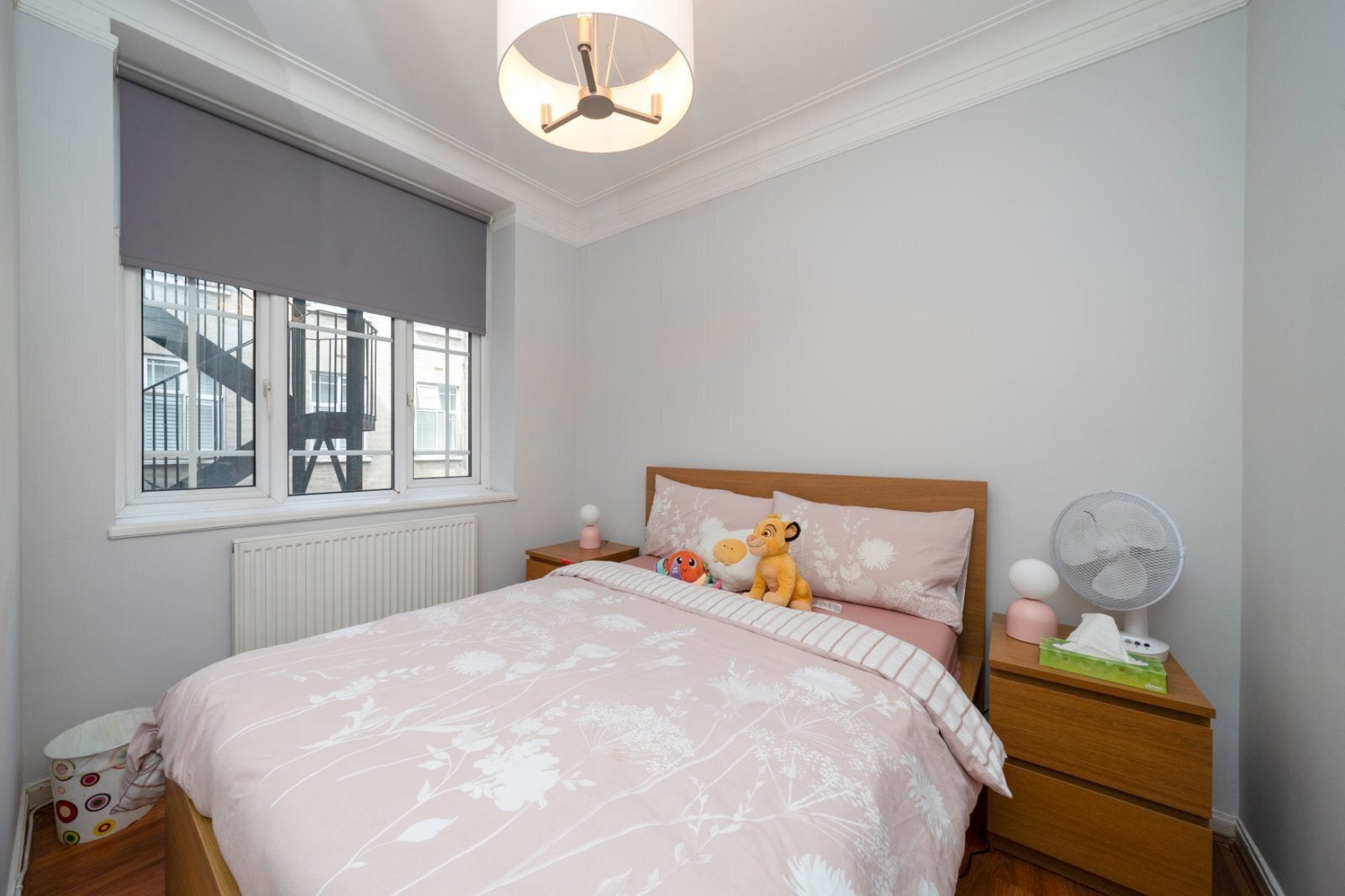Flat Kensington High Street in Greater London