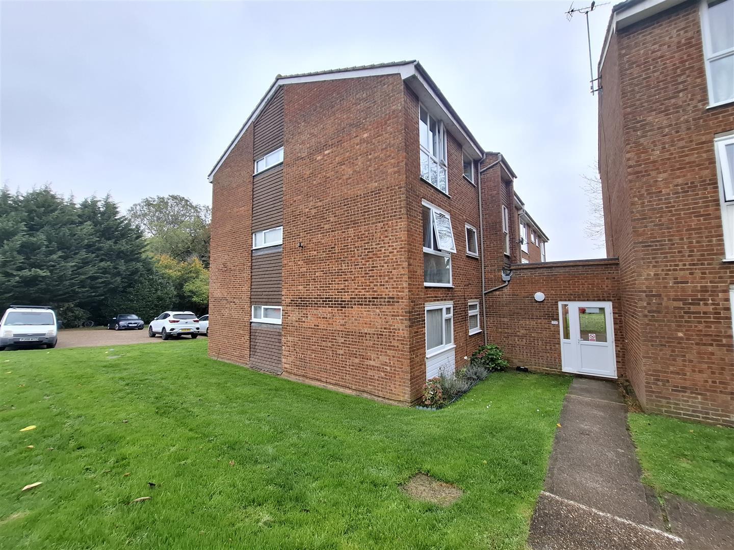 Flat Roydon Court in Dacorum