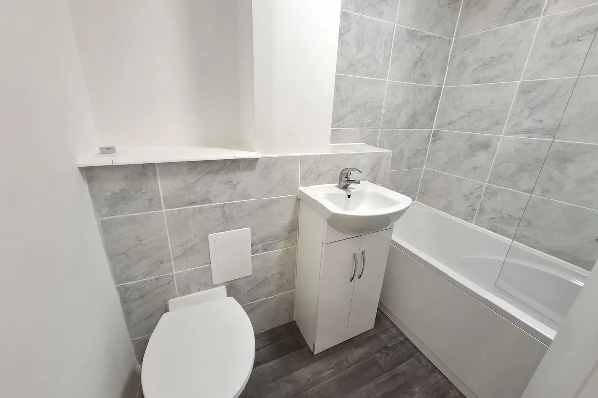 Flat Roydon Court in Dacorum