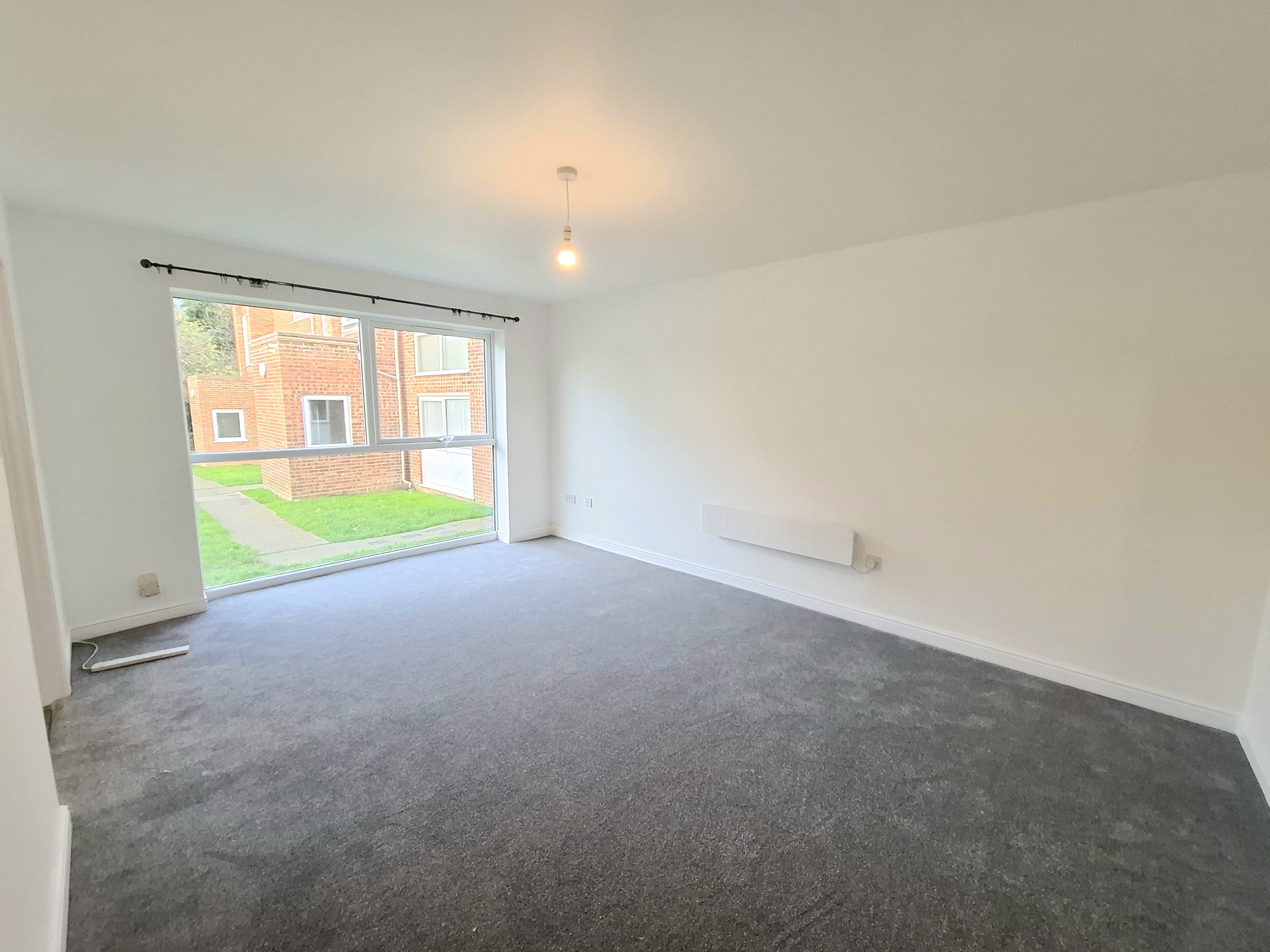 Flat Roydon Court in Dacorum