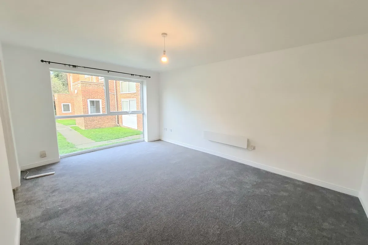 Flat Roydon Court in Dacorum