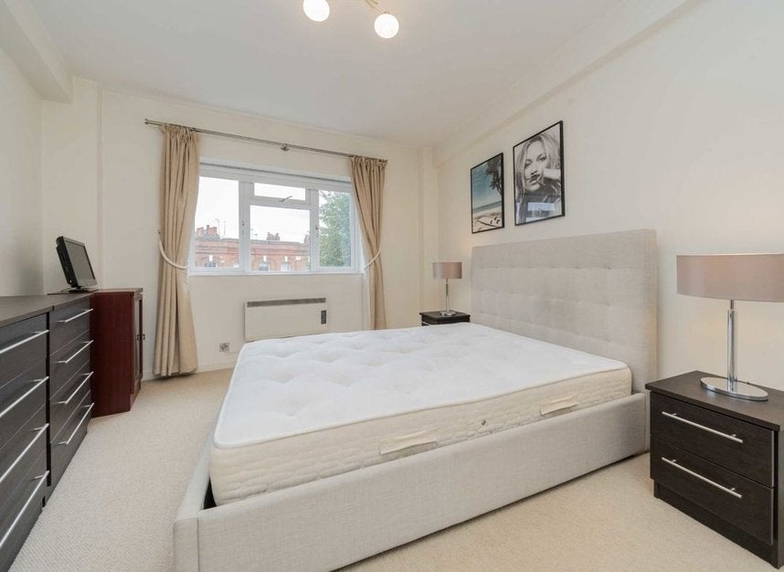 Flat Baron's Court Road in Greater London