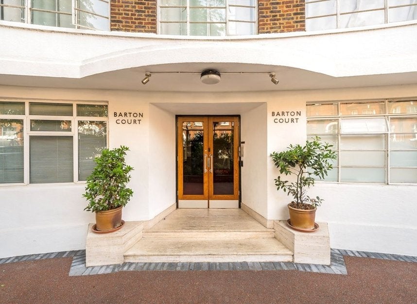 Flat Baron's Court Road in Greater London