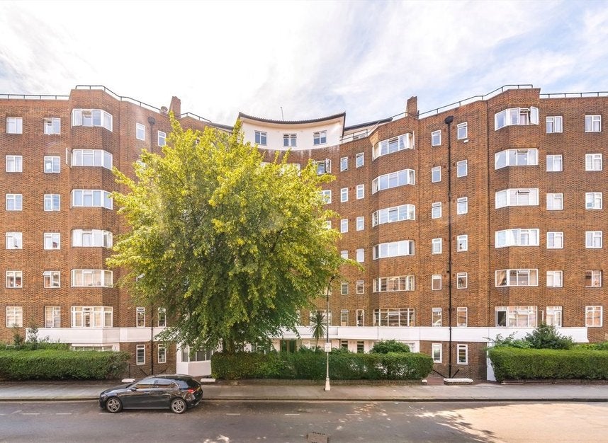 Flat Baron's Court Road in Greater London