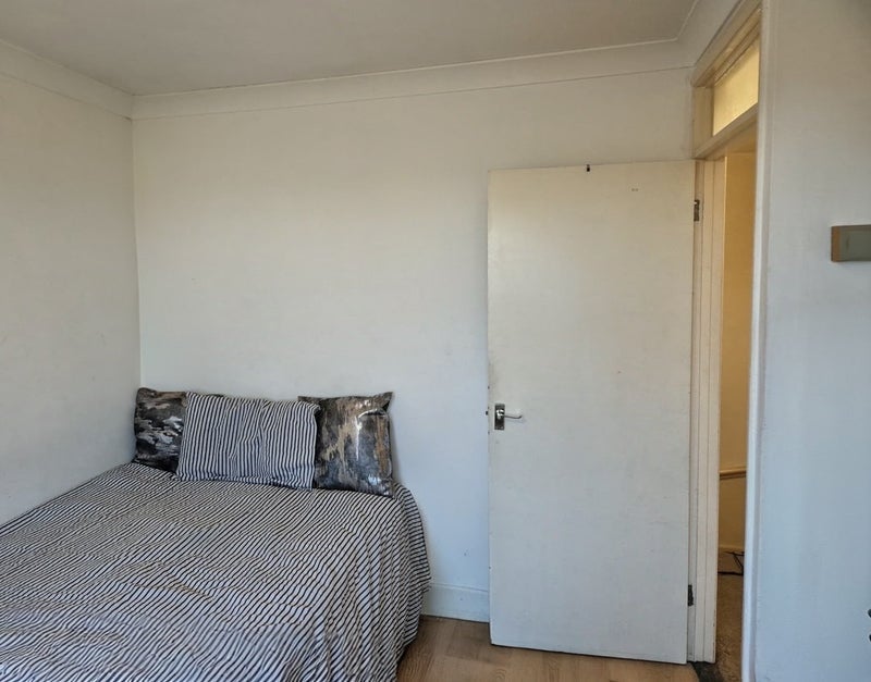 Room Bath Road in Greater London