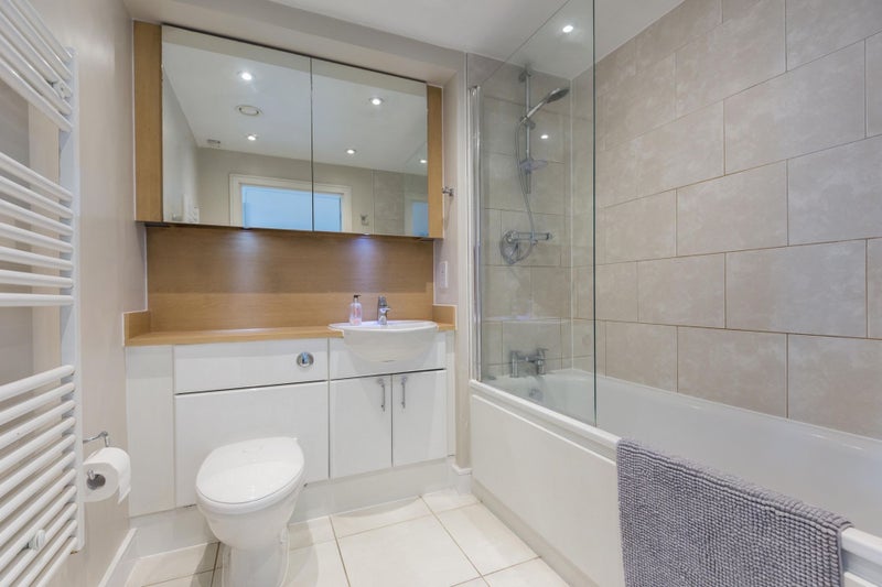Room Roseberry Place in Greater London