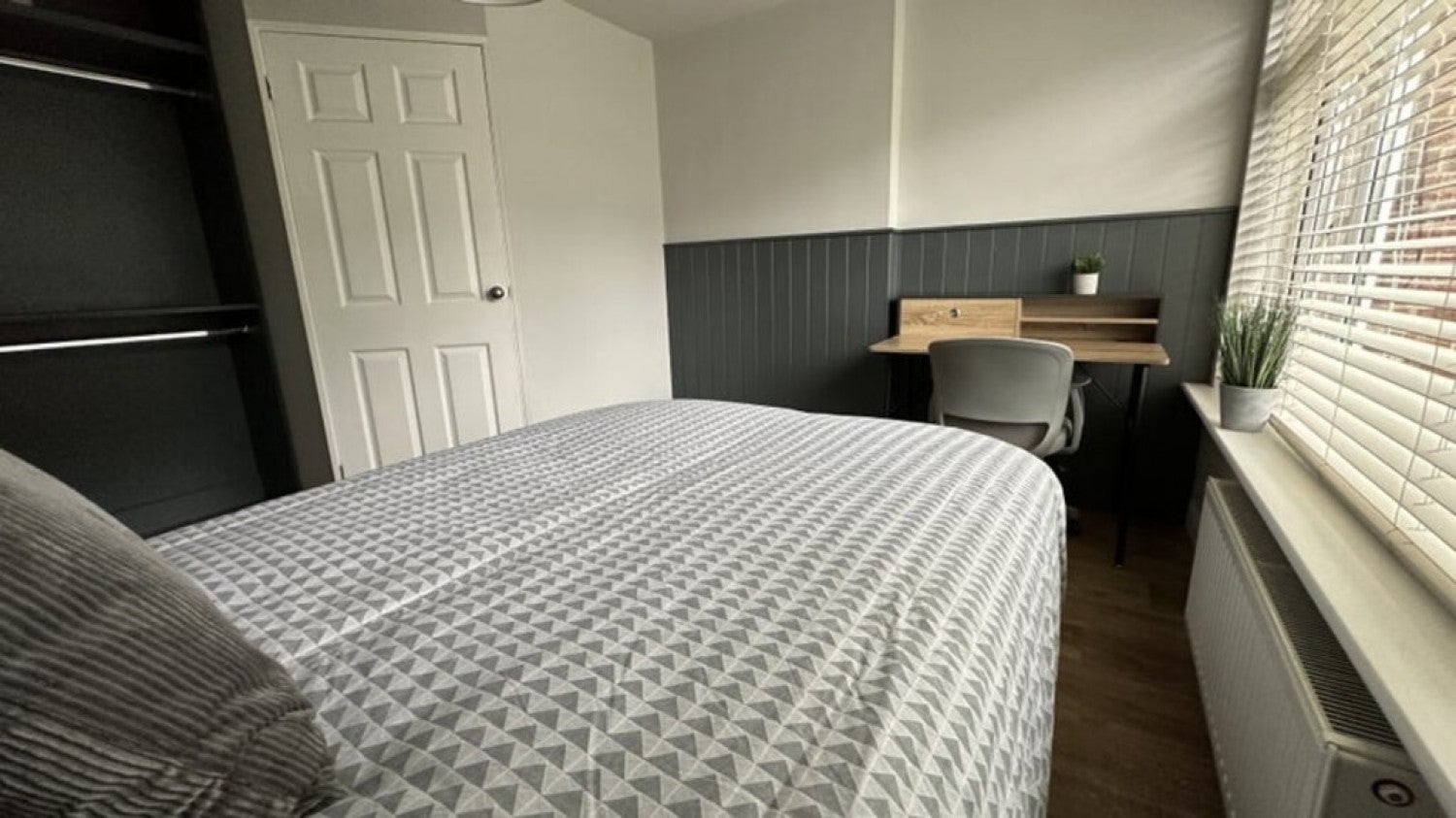 Room Monarch Drive in Worcester