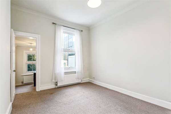 Flat Northcote Road in Greater London