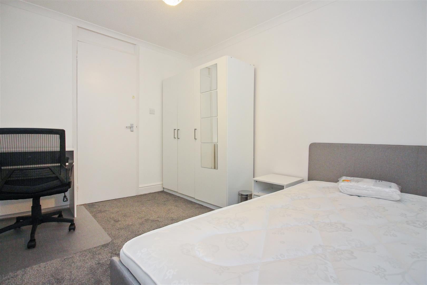 Flat Forrester Close in Canterbury