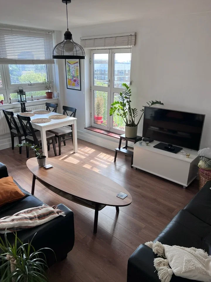Flat Russia Lane in Greater London