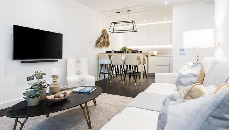 Flat Ponton Road in Greater London