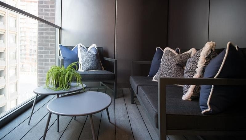 Flat Ponton Road in Greater London