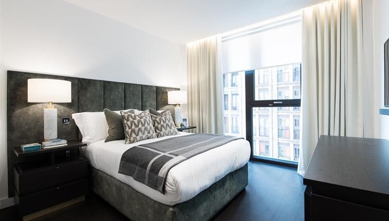 Flat Ponton Road in Greater London