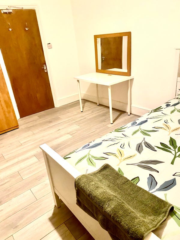 Room Burges Road in Greater London