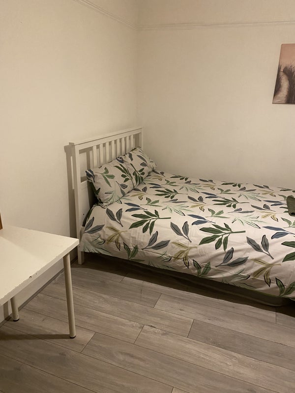Room Burges Road in Greater London