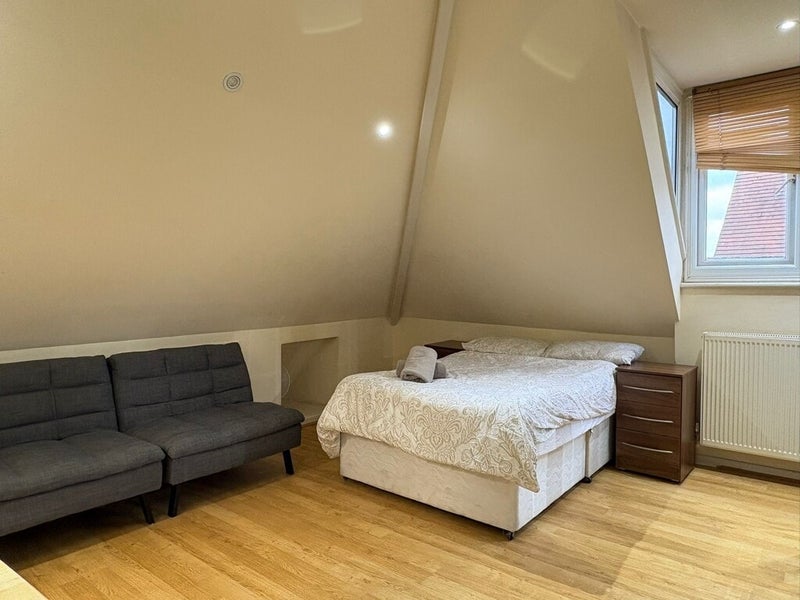 Flat Brondesbury Park in Greater London