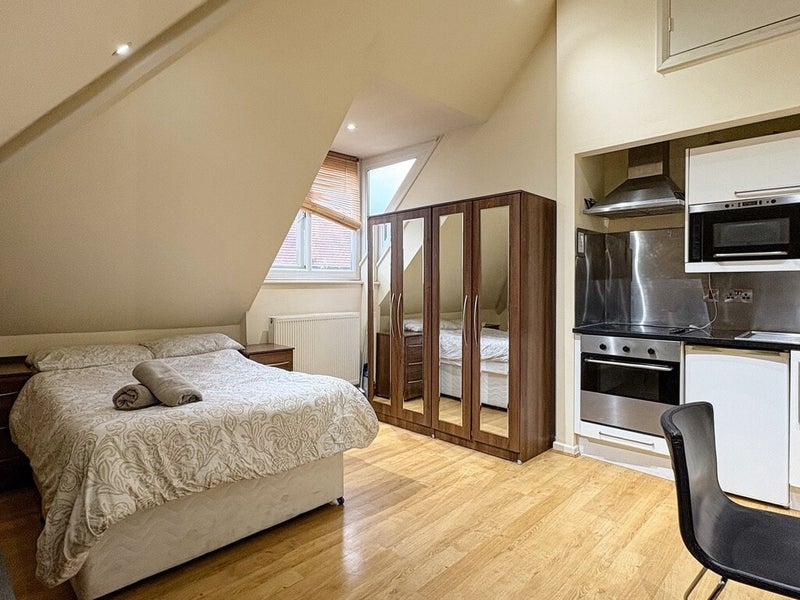 Flat Brondesbury Park in Greater London