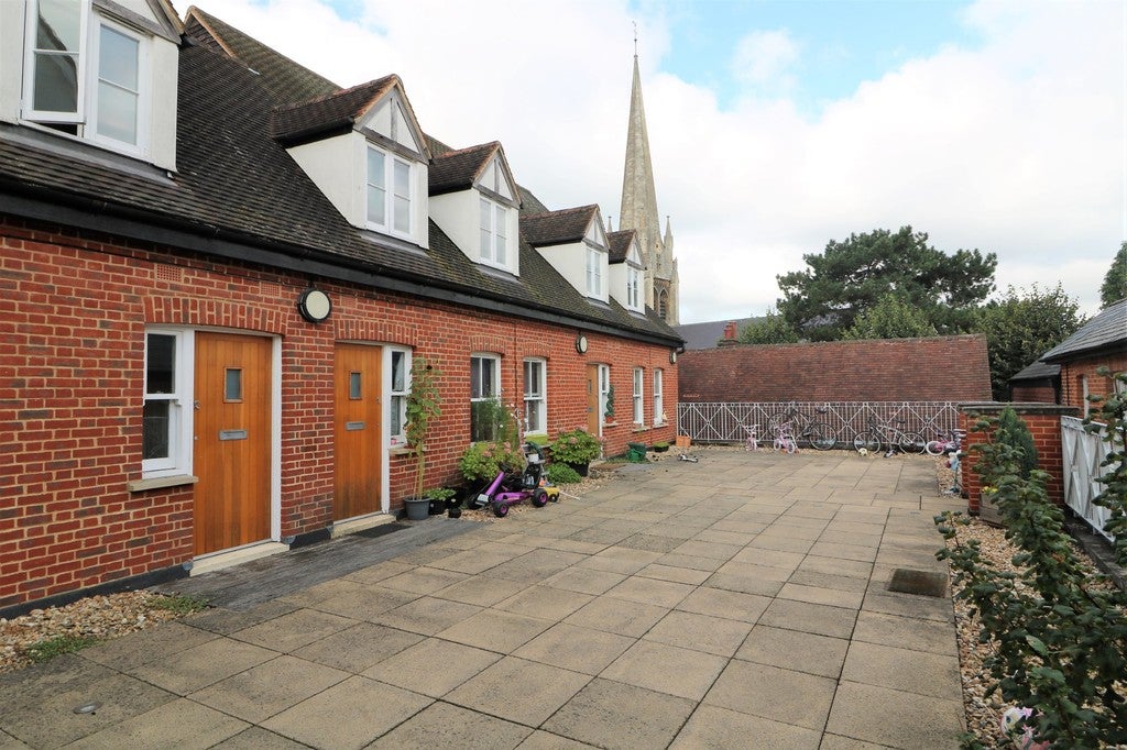 Flat High Street in Mole Valley