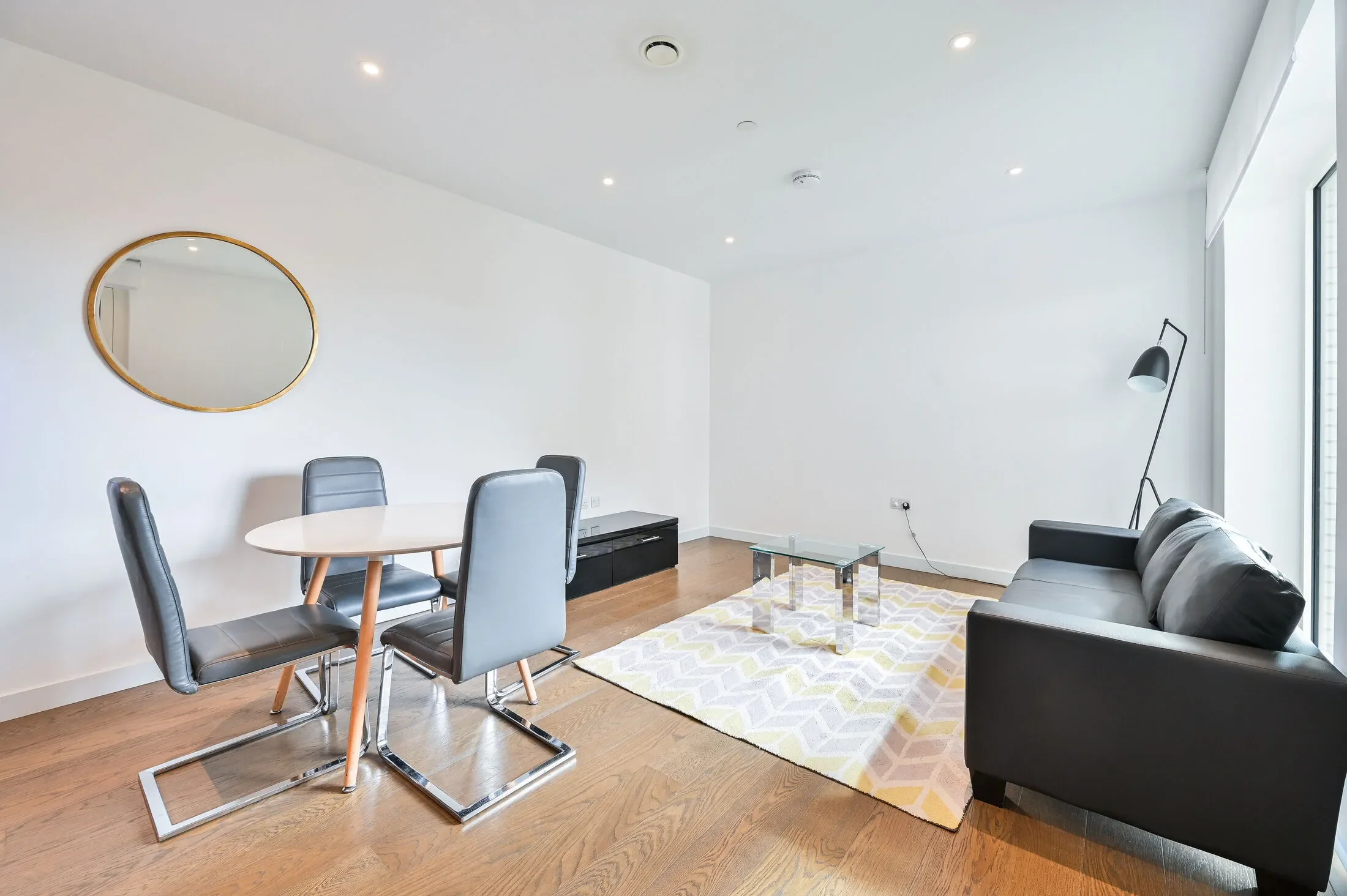 Flat Sayer Street in Greater London