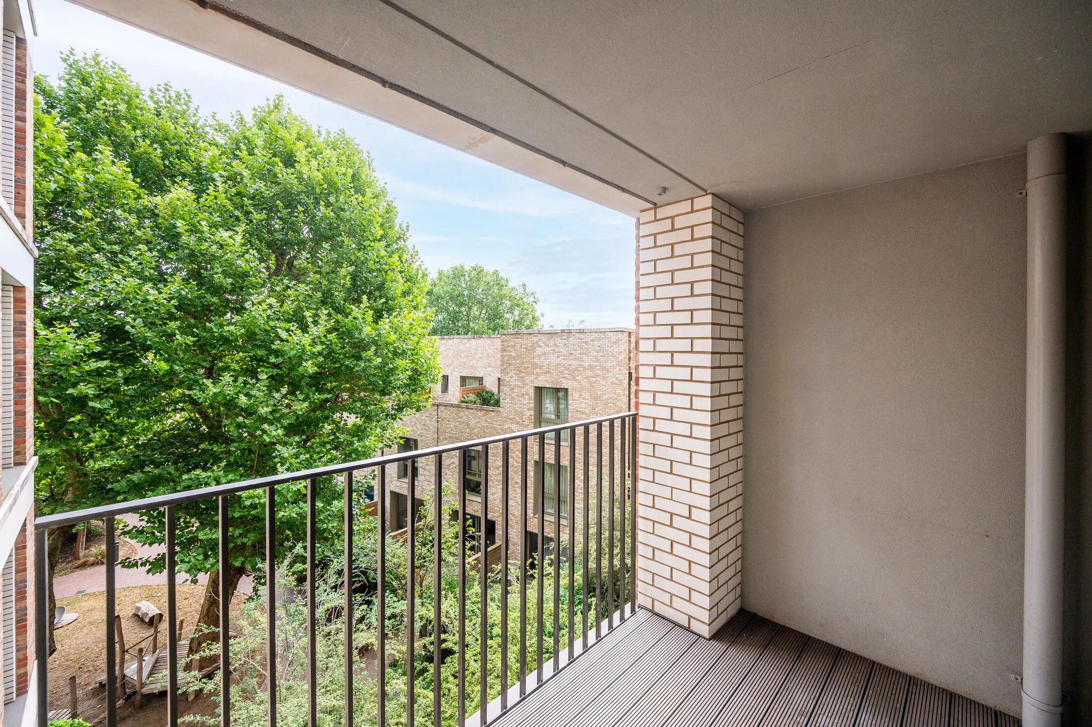 Flat Sayer Street in Greater London