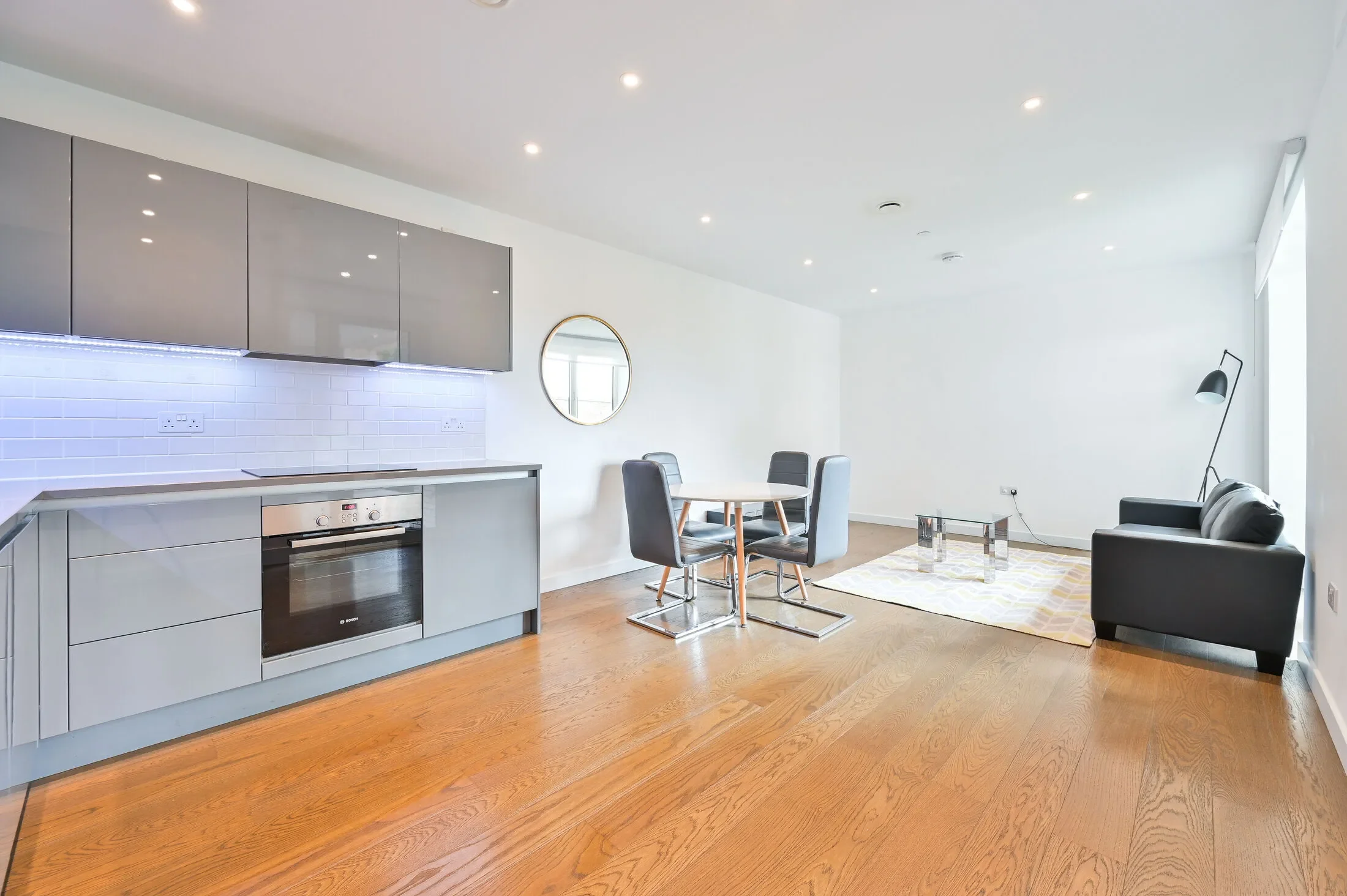 Flat Sayer Street in Greater London