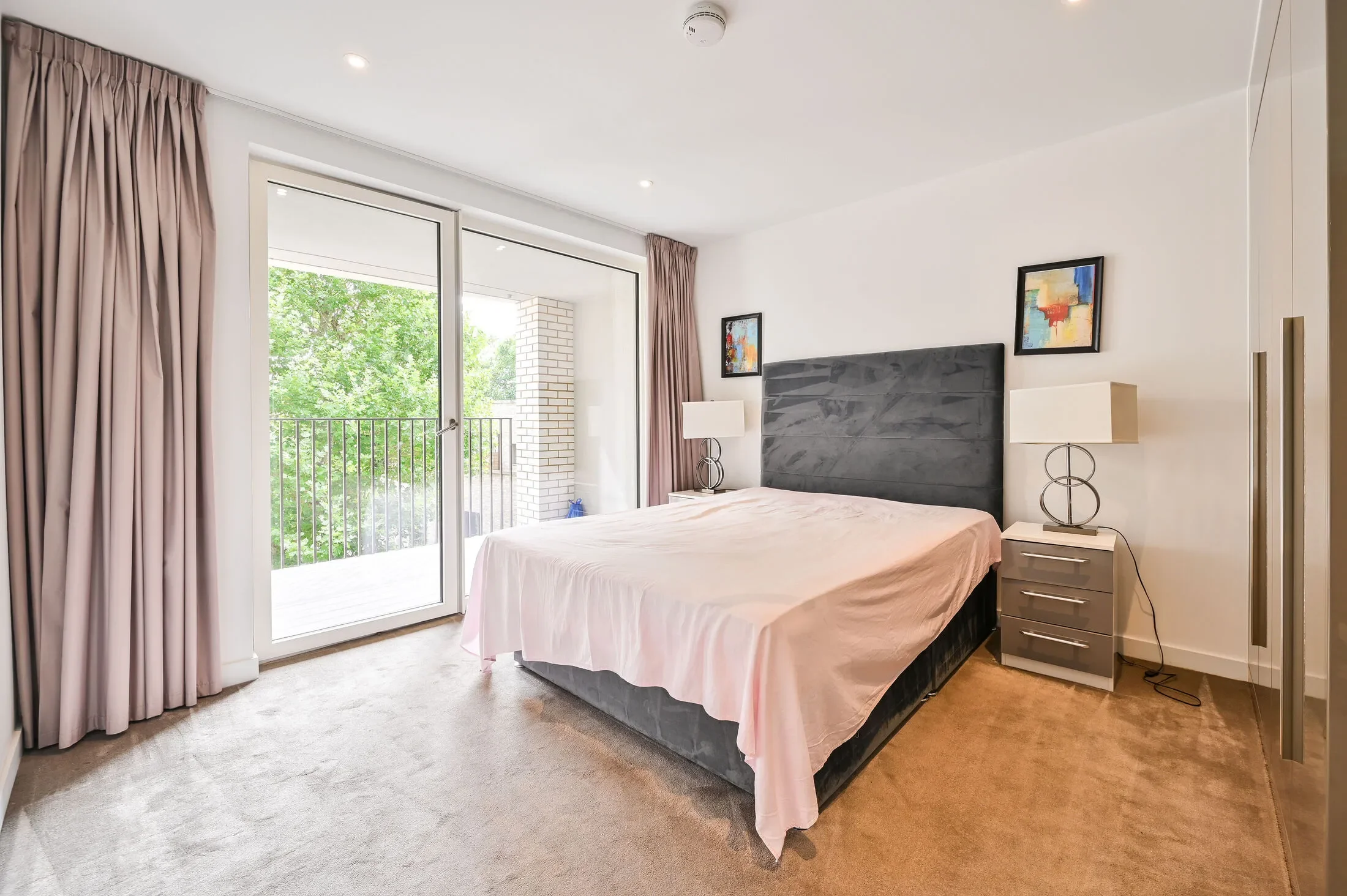 Flat Sayer Street in Greater London