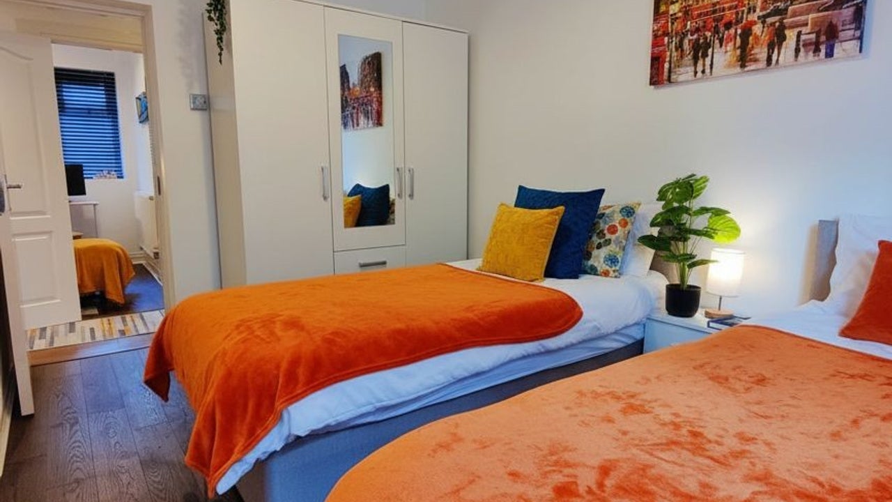 Flat Thursley Gardens in Greater London