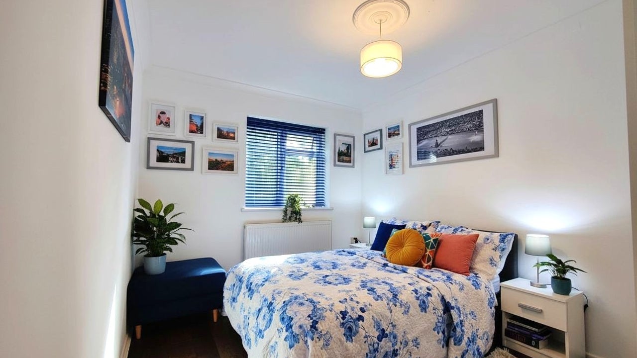 Flat Thursley Gardens in Greater London