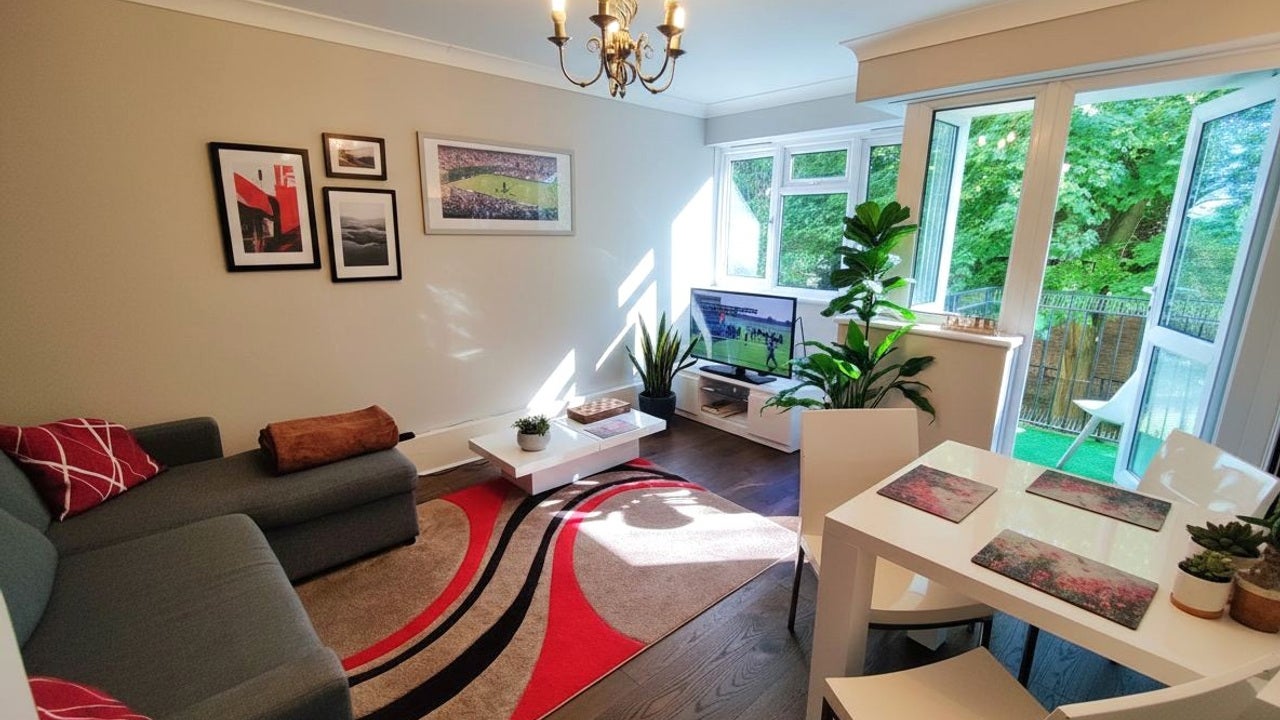 Flat Thursley Gardens in Greater London