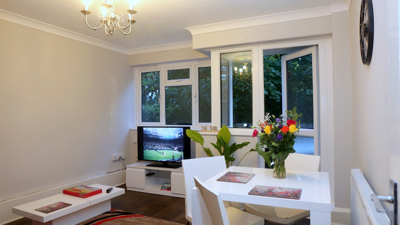 Flat Thursley Gardens in Greater London