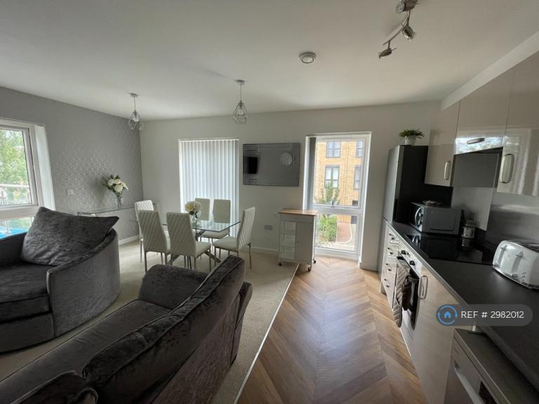 Room Frogmore Road in Dacorum